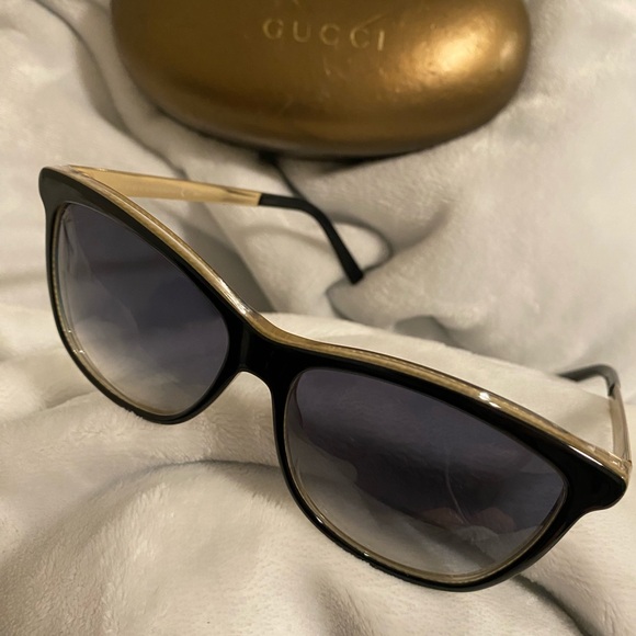 Gucci Gold & Black Sunglasses: Luxe Look w/ Case, Dramatically Reduced - Picture 2 of 16